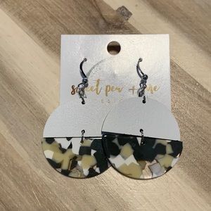 Dangly earring with tortoise shell and white painted wood